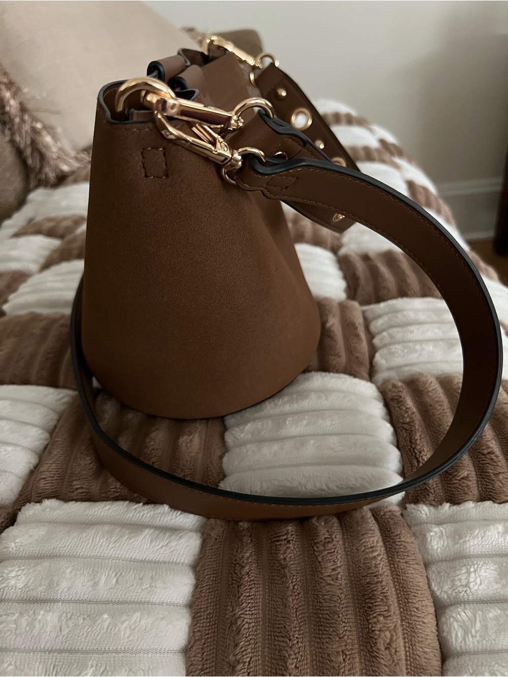 Jen & Co Brown Women's Bucket 2 Strap Purse/Bag with Gold Hardware - Picture 4 of 7